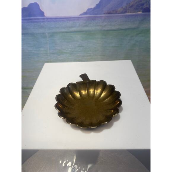 Vintage Brass Clam Shell Footed Soap Trinket Dish made in india - Picture 1 of 9